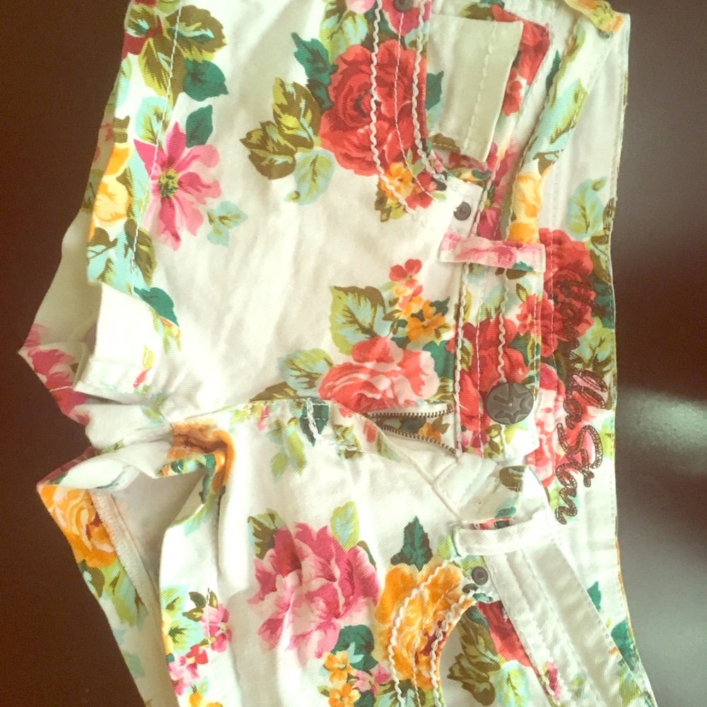 Size 9 vanilla star Shorts